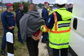 Migránscsempészek kiengedése miatt beperelik a magyar kormányt