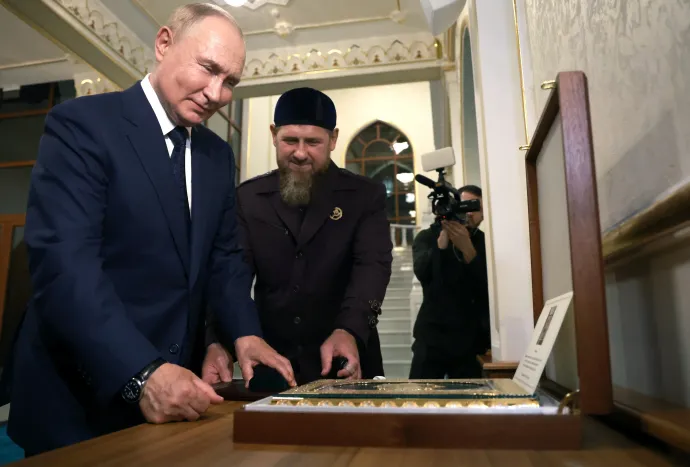 Putyin és Kadirov Csecsenföldön 2024. augusztus 20-án – Fotó: Vyacheslav Prokofyev / AFP