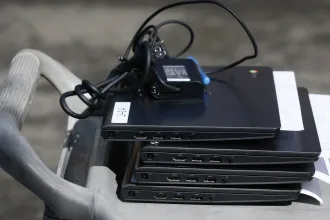 Egy TikTok-trend miatt kapnak lángra az amerikai iskolák laptopjai