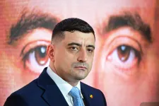 Simion úgy mutatkozik be a nemzetközi sajtóban, mint aki Orbán nyomán újrarajzolná Európát és Romániát