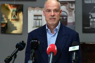Reagált a honvédelmi miniszter Magyar Péter hangfelvételére