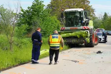 Kombájnnal karambolozott egy autó Kőröstetétlennél, ketten meghaltak