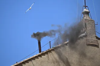 Megint felszállt a fekete füst, még mindig nincs új pápa