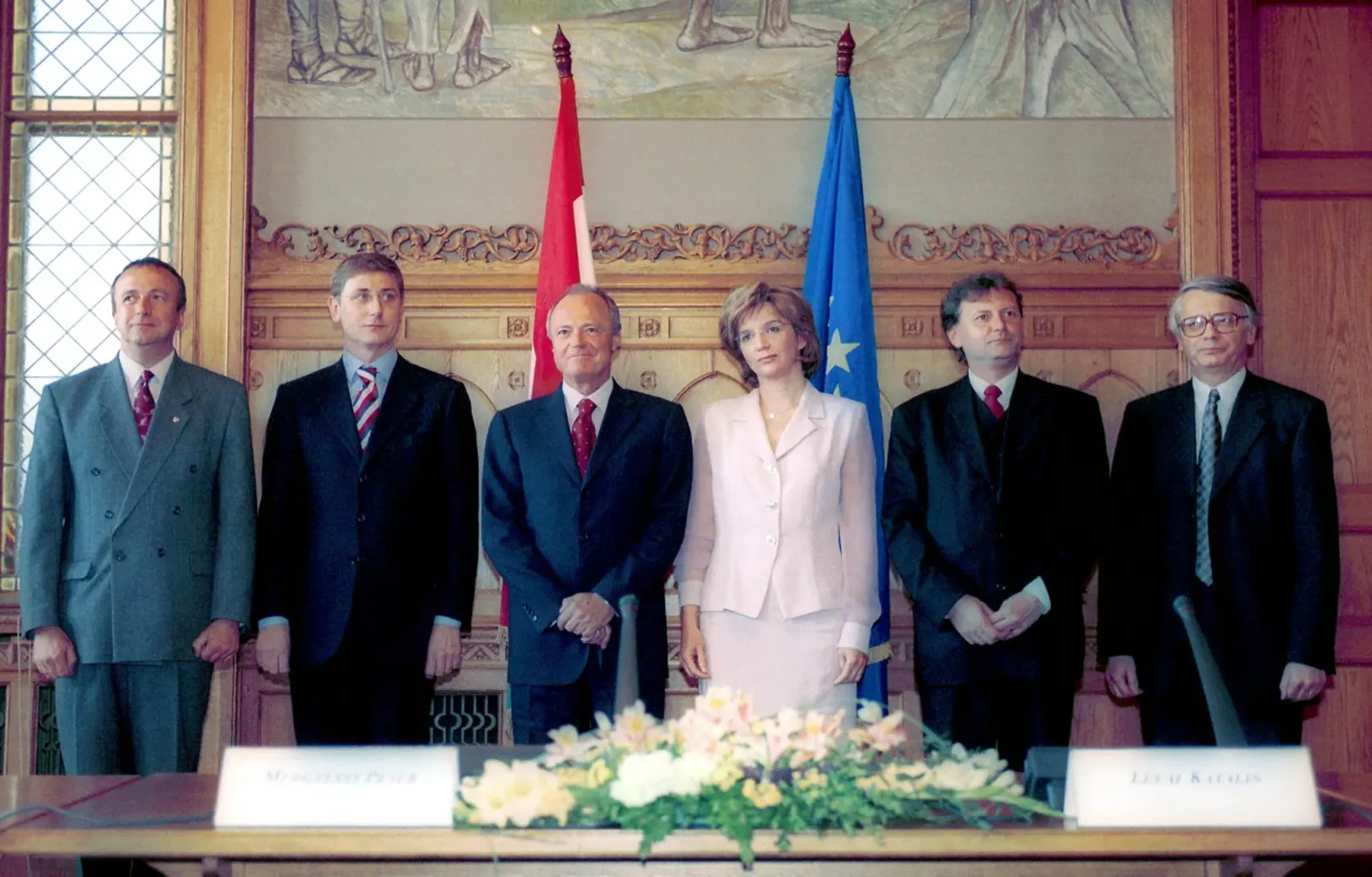 Medgyessy Péter miniszterelnök (középen) sajtótájékoztatón mutatta be a kabinet új miniszterjelöltjeit 2003. május 6-án, a Parlament Nándorfehérvári termében. A Környezetvédelmi és Vízügyi Minisztérium élére Persányi Miklóst (balról), a Gyermek-, Ifjúsági és Sportminisztérium vezetésére Gyurcsány Ferencet, az esélyegyenlőségért felelős tárca nélküli miniszteri posztra Lévai Katalint, a Nemzeti Kulturális Örökség Minisztériumának vezetésére Hiller Istvánt jelölte, és bemutatta Juhász Endrét, az európai uniós koordinációért felelős új tárca nélküli minisztert – Fotó: Isza Ferenc / AFP