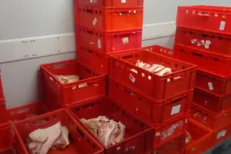 Szabálytalanságokat találtak egy üzemben, több mint 3 tonna húsárut vont ki a forgalomból a Nébih