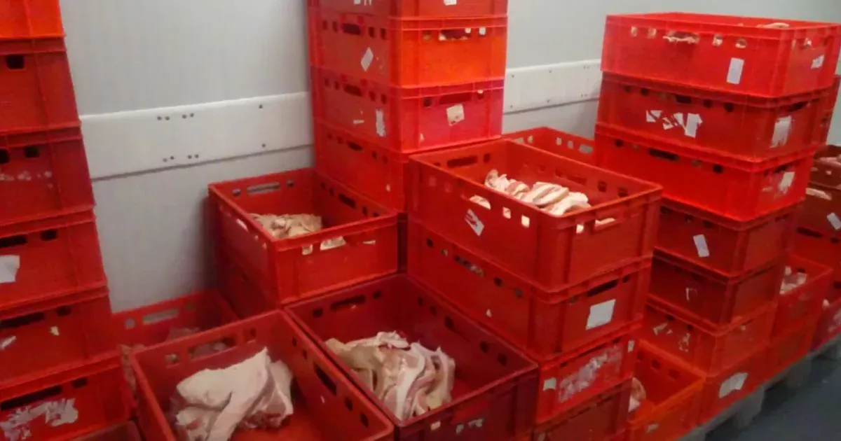 Szabálytalanságok miatt 3,4 tonna húsárut vont ki a forgalomból a Nébih