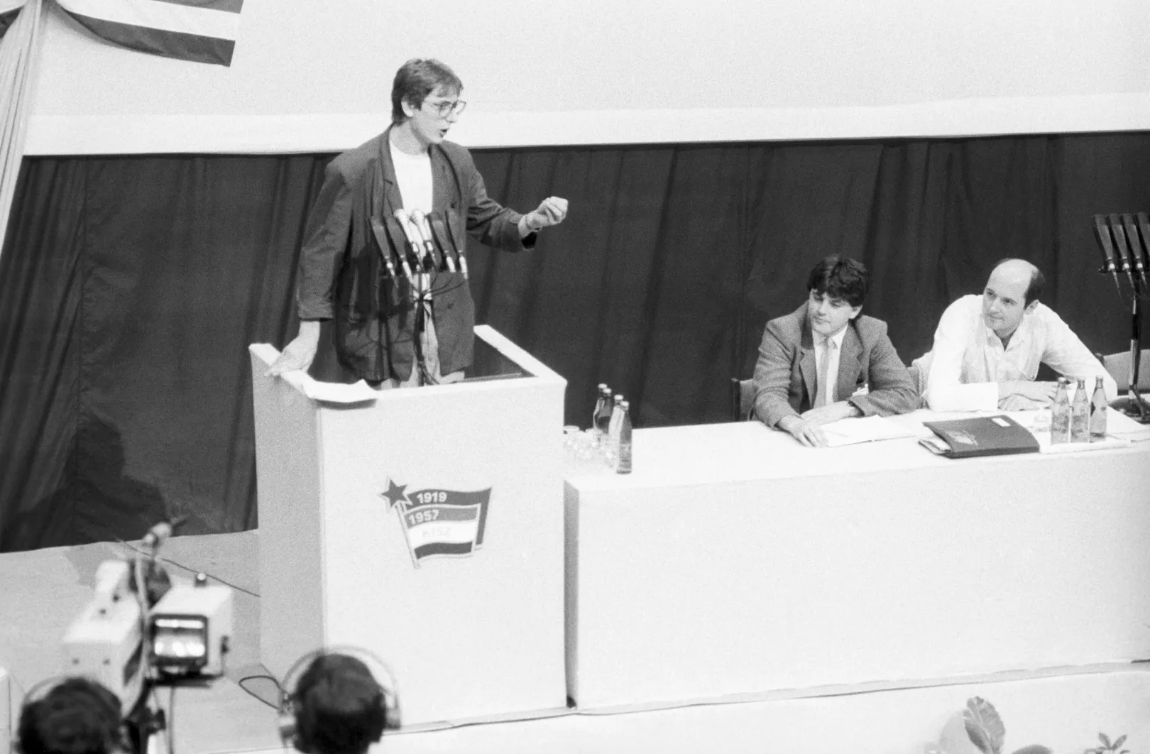 Gyurcsány Ferenc, a Kommunista Ifjúsági Szövetség Központi Bizottságának (KISZ KB) titkára beszél a KISZ XII. Kongresszusán a Budapest Sportcsarnokban 1989. április 22 -én – Fotó: Rózsahegyi Tibor / MTI