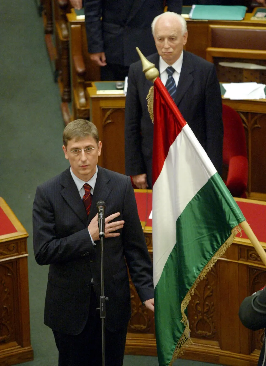 Gyurcsány Ferenc leteszi esküjét a Parlamentben, miután az Országgyűlés 197 igen szavazattal, 51,3 százalékos arányban megválasztotta miniszterelnöknek, 2004. augusztus 29-én – Fotó: Kisbenedek Attila / AFP