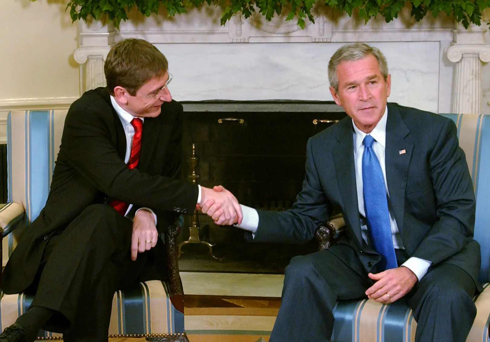George W. Bush amerikai elnök és Gyurcsány Ferenc magyar miniszterelnök találkozója a Fehér Házban 2005. október 7-én Washingtonban – Fotó: Ron Sachs-Pool / Getty Images