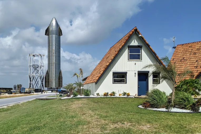 Már kész is Elon Musk űrbázisa, igaz, csak a Földön