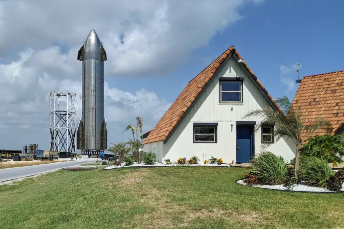 Már kész is Elon Musk űrbázisa, igaz, csak a Földön