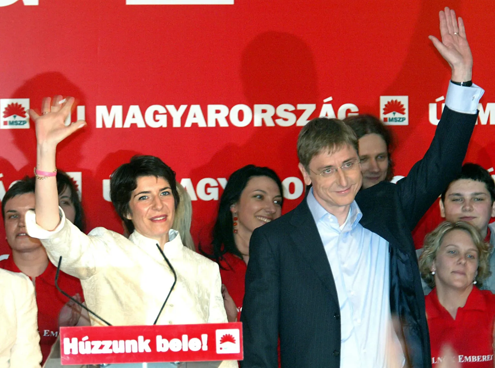 Gyurcsány Ferenc és felesége, Dobrev Klára az MSZP budapesti székházában 2006. április 23-án, az országgyűlési választások második fordulója után. A kormányzó szocialisták és koalíciós partnerük, a Szabad Demokraták Szövetsége 210 parlamenti mandátummal nyerték a választást, az ellenzéki Fidesz Magyar Polgári Szövetség és a Magyar Demokrata Fórum 176 mandátumot szerzett – Fotó: Kisbenedek Attila / AFP