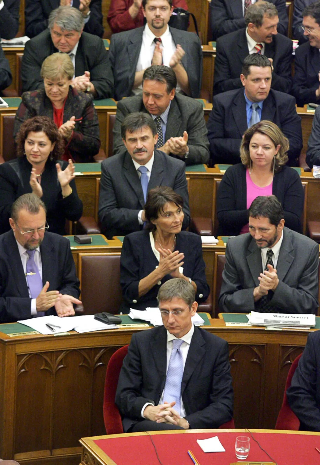 Gyurcsány Ferenc miniszterelnököt megtapsolják a szocialista frakció tagjai a Parlament üléstermében az Országgyűlés plenáris ülésén, miután bizalmat szavaztak a kormányfőnek 2006. október 6-án – Fotó: Kisbenedek Attila / AFP