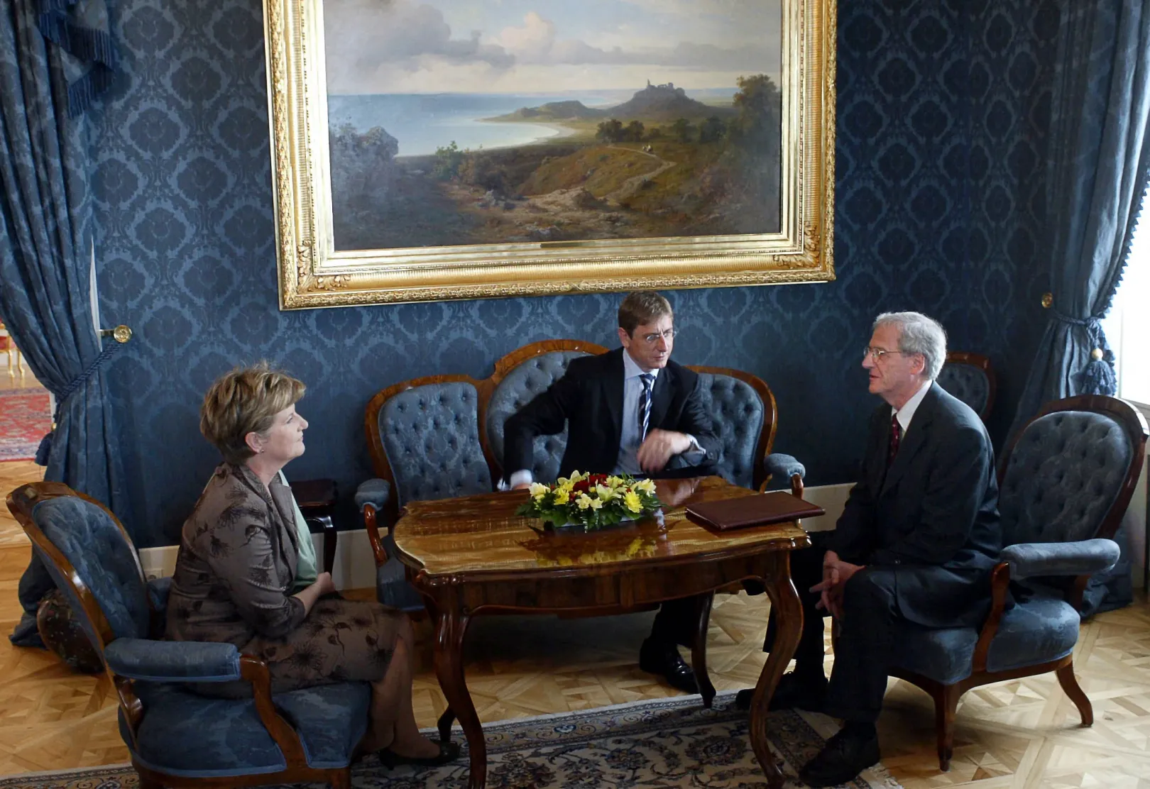 Gyurcsány Ferenc miniszterelnök, Sólyom László köztársasági elnök és Szili Katalin, az Országgyűlés elnöke 2006. szeptember 20-án a budapesti elnöki rezidencia Kék teremben tárgyalnak az ország politikai válságáról a második napja tartó kormányellenes tüntetések után – Fotó: Kisbenedek Attila / AFP