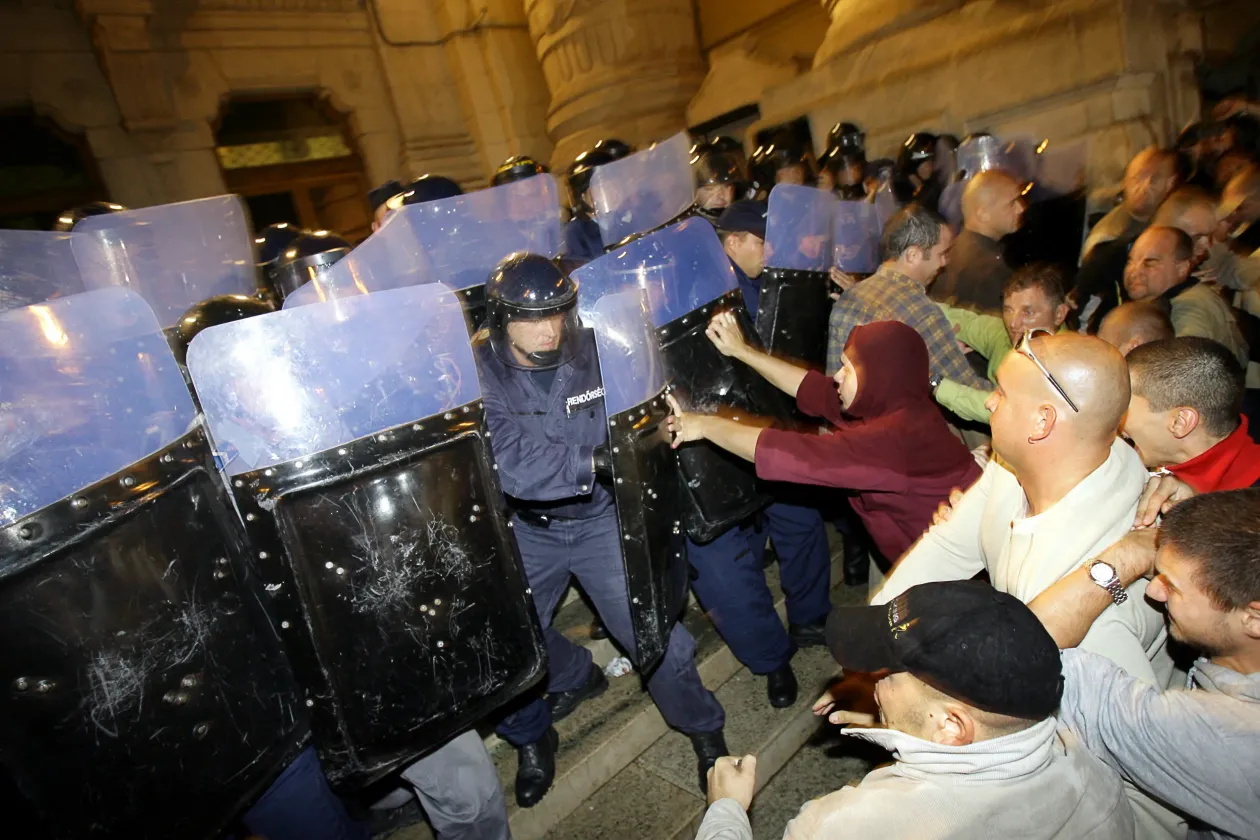 Rohamrendőrök és tüntetők csapnak össze a Magyar Televízió székházánál 2006. szeptember 19 -én – Fotó: Máté Péter / AFP; Kurucz Árpád / Getty Images