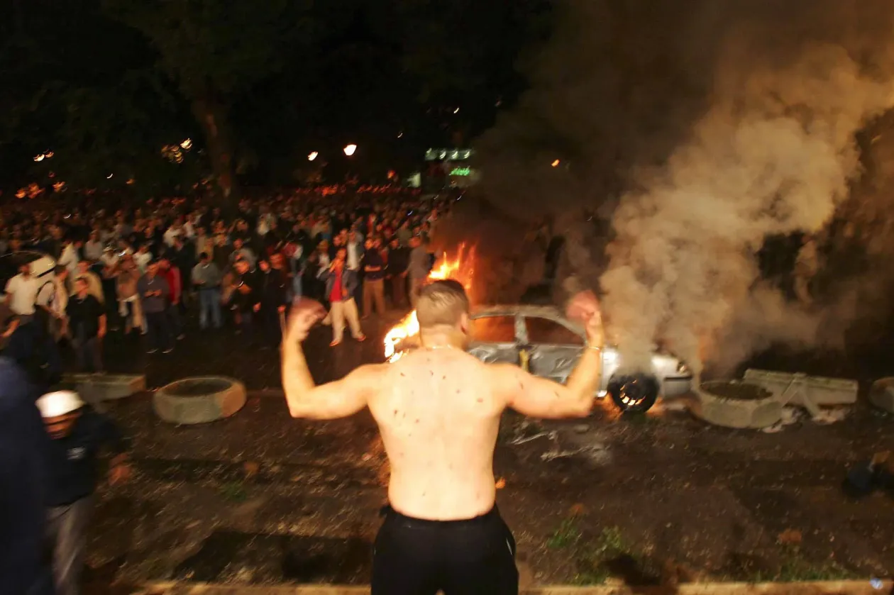Rohamrendőrök és tüntetők csapnak össze a Magyar Televízió székházánál 2006. szeptember 19 -én – Fotó: Máté Péter / AFP; Kurucz Árpád / Getty Images