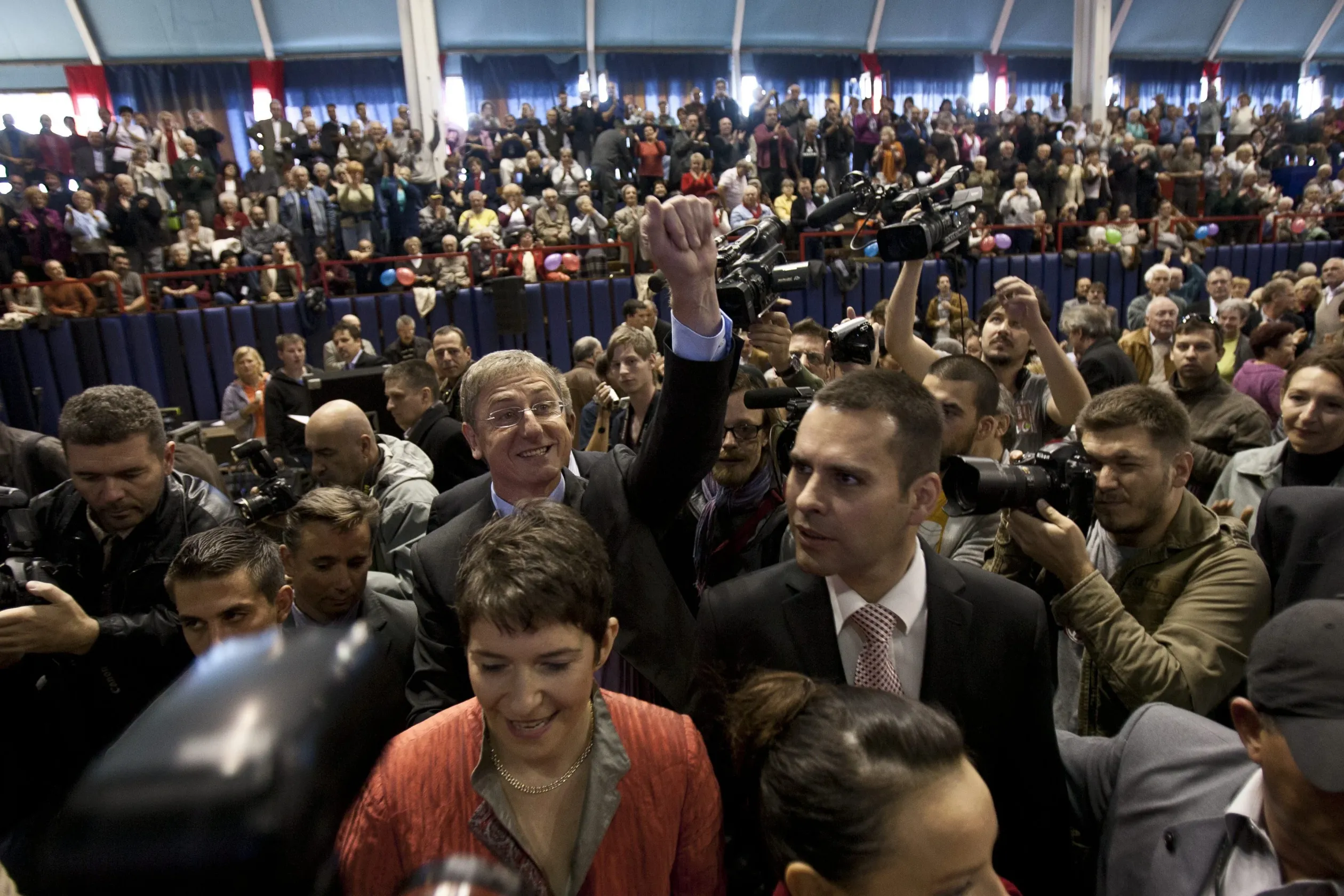 Az MSZP Demokratikus Koalíció nevű platformjának egy éves születésnapján, 2011. október 22-én jelentette be Gyurcsány Ferenc hogy önálló pártként folytatják a politizálást. A képen Gyurcsány mellett a felesége, Dobrev Klára, tőle jobbra Molnár Csaba volt kancelláriaminiszter, a Demokratikus Koalíció alelnöke – Fotó: Szigetváry Zsolt / MTI