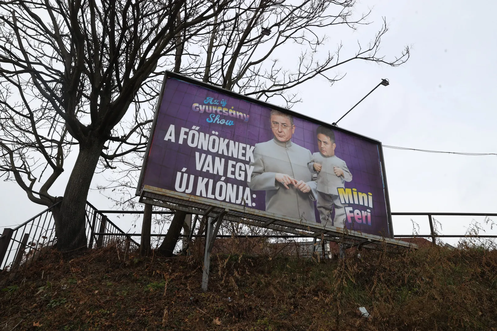 Választási plakáton Budapesten 2022.01.20-án. A Civil Összefogás Fórum Gyurcsány Show, Mini Feri választási plakátja a 2022-es országgyűlési választás kampányidőszakában, ami Gyurcsány Ferenc bábjaként ábrázolja Márki-Zay Pétert – Fotó: Huszti István / Telex