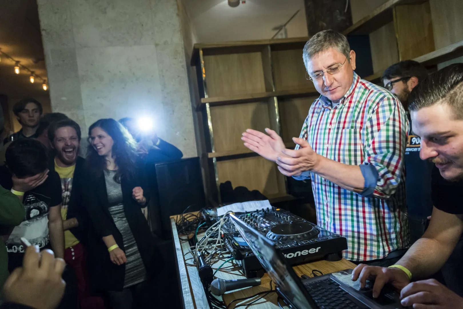 Gyurcsány Ferenc lemezlovasként vesz részt egy rendezvényen a budapesti Terminál Étteremben 2014. december 29-ről 30-ra virradó éjjel – Fotó: Mohai Balázs / MTI