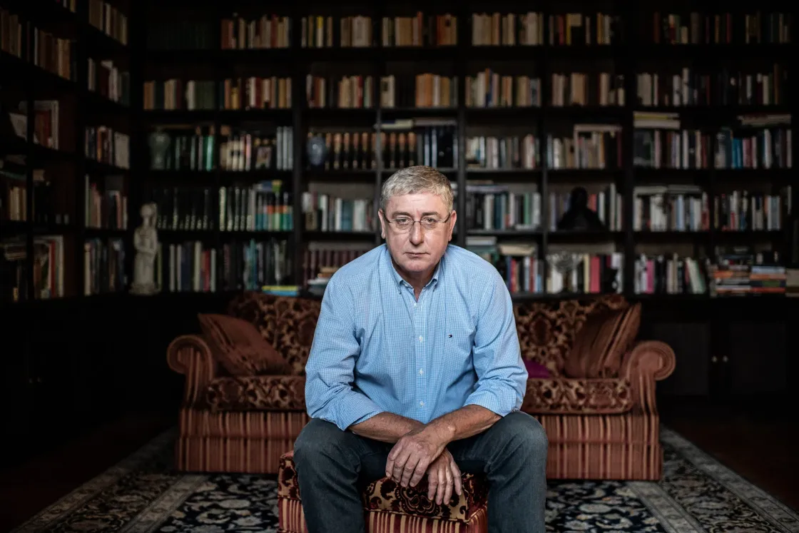A narratívák alá temetett ember
