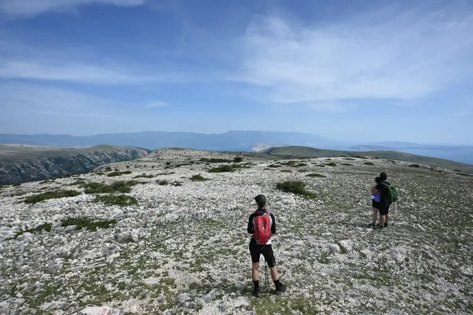Fent: az Obzova csúcsán, lent: a baskai tengerparton – Fotó: Tenczer Gábor / Telex