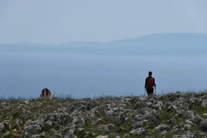 Fent: az Obzova csúcsán, lent: a baskai tengerparton – Fotó: Tenczer Gábor / Telex