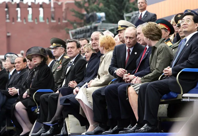 Silvio Berlusconi olasz miniszterelnök, Gerhard Schröder német kancellár és felesége, Doris, Jacques Chirac francia elnök, Ludmilla és Vlagyimir Putyin, utóbbi mellett George Bush amerikai elnök és felesége, Laura Bush, illetve Hu Csin-tao kínai elnök 2005. május 9-én a Vörös téren Moszkvában – Fotó: Patrick Kovarik / AFP