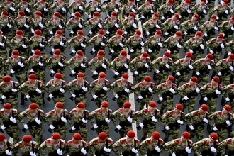 Húsz éve még az amerikai elnök is a Vörös téren volt, idén már az azeri se megy Putyin katonai parádéjára