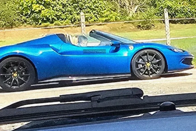 Kék Ferrariban fotózták le Mészáros Lőrincet, Hadházy Ákos kiposztolta