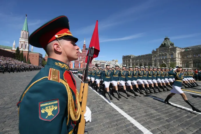 Orosz katonanők menetelnek a győzelem napi díszszemlén a moszkvai Vörös téren 2018. május 9-én, a II. világháborúban aratott győzelem 73. évfordulóján – Fotó: Makszim Sipenkov / EPA / MTI