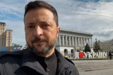 Zelenszkij a moszkvai parádéról: menetelő gyilkosok és álcázott statiszták