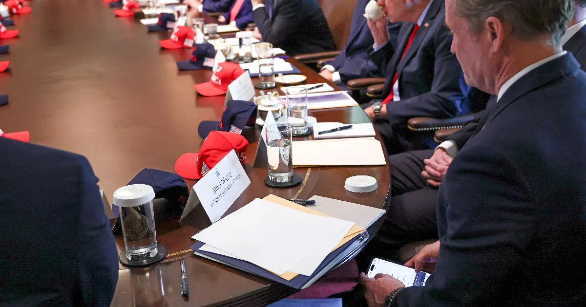 Mike Waltz utolsó ajándéka Trumpnak: egy újabb Signal-botrány