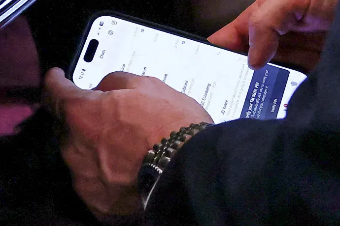 Mike Waltz telefonjának képernyője – Fotó: Evelyn Hockstein / Reuters
