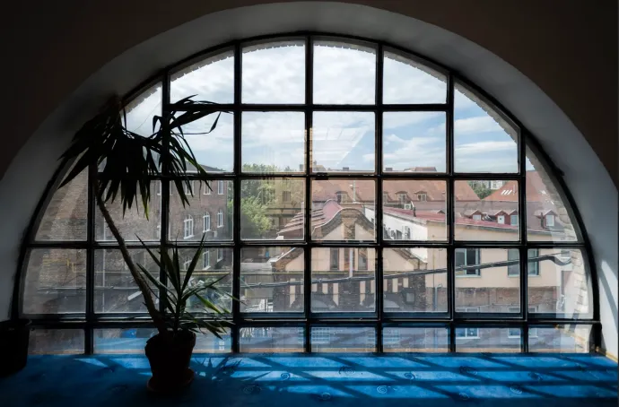 Felújított loftstúdió a műemlék jellegű téglaépület karakterének megőrzésével. Helyszín: PP Center; Fotó: Juhász István