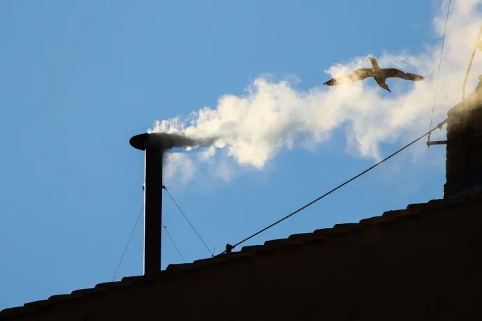 És ott voltak május 8-án is, együtt szálltak a fekete és a fehér füsttel – Fotó: Jakub Porzycki; Beata Zawrze / NurPhoto / AFP; Dan Kitwood / Getty Images