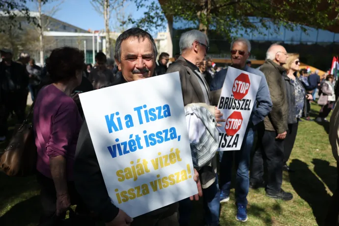 Résztvevők a Bayer Zsolt és a CÖF-CÖKA szervezésében megtartott tiltakozáson 2025. április 12-én a Millenáris Parkban, ahol a Tisza Párt egyik EP-képviselője, Kollár Kinga kijelentései ellen tiltakoztak – Fotó: Huszti István / Telex