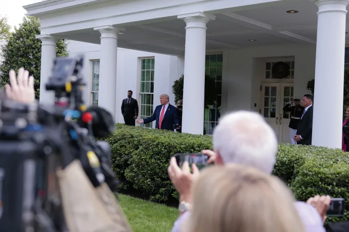 Donald Trump sajtótájékoztatót tartott a Fehér Ház kertjében 2025. május 8-án, ahol az új pápáról, XIV. Leóról beszélt – Fotó: Anna Moneymaker / Getty Images