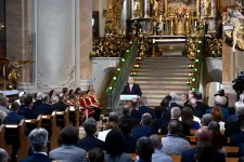 Orbán Tihanyban dicsérte a román szélsőjobboldali elnökjelöltet