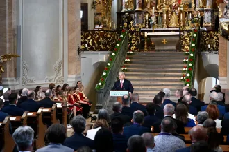 Orbán Tihanyban dicsérte a román szélsőjobboldali elnökjelöltet