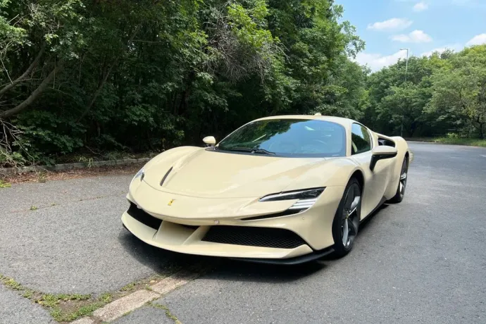 Somlai Ferrari SF90 Stradaléjának hirdetési fotója – Forrás: mobile.de