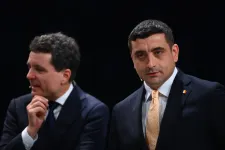Csak 4 százalék a különbség Simion és Nicușor Dan között