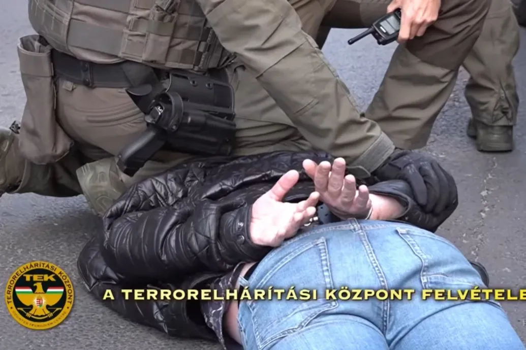 A kormány a Facebook-oldalán tette közzé az ukrán férfi TEK-es elfogásáról készült videót