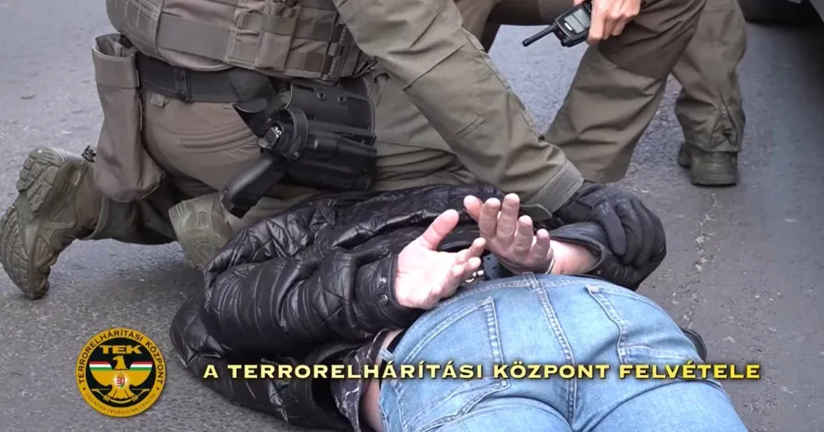 A kormány a Facebook-oldalán tette közzé az ukrán férfi TEK-es elfogásáról készült videót