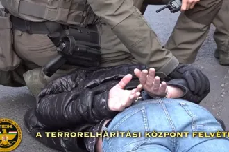 A kormány a Facebook-oldalán tette közzé az ukrán férfi TEK-es elfogásáról készült videót