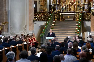 Magyar Péter szerint elárulta a külhoni magyarokat Orbán Viktor azzal, hogy Tihanyban dicsérte a román szélsőjobboldali elnökjelöltet