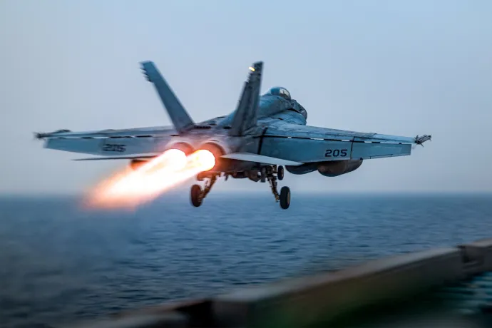 Egy F/A-18-as Super Hornet indult bevetésre a húszik állásai ellen 2025. március 16-án a USS Harry S. Truman fedélzetéről – Fotó: Darren Cordoviz / DVIDS / AFP