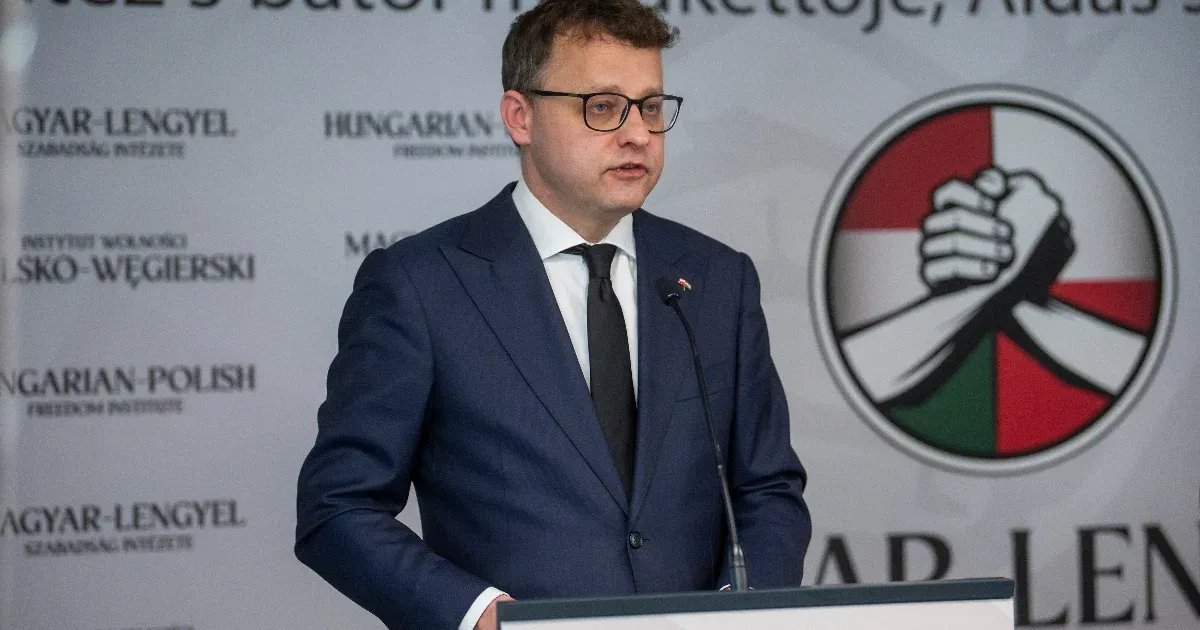 Egy I. kerületi, Parlamentre néző lakásban lakik az idemenekült volt lengyel miniszterhelyettes egy lengyel újság szerint