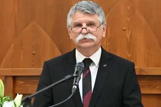 Már Kövér László is bevetették, hogy megmagyarázza Orbán Simiont dicsérő megszólalását