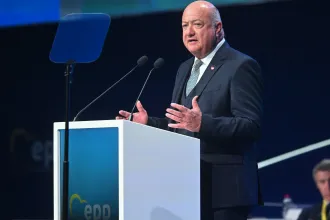A NATO-ból nem kér, a francia atomvédernyőből igen az osztrák kancellár