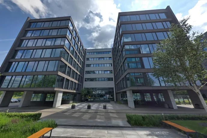 A Globe Trade Centre S.A. lengyelországi központjának otthont adó irodaház Varsóban – Forrás: Google Street View
